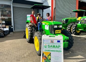 Foto LVV 3 1 Op zaterdag 17 februari 2024 heeft Latoya Williams, vertegenwoordiger van de Europese Unie (EU), officieel een hypermoderne tractor met werktuigen overhandigd aan de Coöperatieve Vereniging Saamaka Wosu U.A. in het Boven-Surinamegebied van het district Sipaliwini.