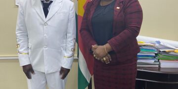Foto ROS De nieuwbakken granman der Aluku's, Simeon Glunder, heeft een onderhoud gehad met minister Gracia Emanuël van Regionale Ontwikkeling en Sport (ROS). De dignitaris bracht op dinsdag 17 oktober jongstleden een kennismakingsbezoek aan de bewindsvrouw.