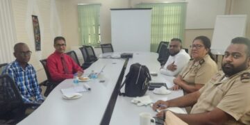 Foto overleg OKB en deken dcs Op uitnodiging van voorzitter, Samseerali Sheikh-Alibaks van het Onafhankelijk Kiesbureau (OKB) is er overleg geweest met de deken der districtscommissarissen, Shafiek Goelaman. Het OKB houdt toezicht op de algemene, vrije en geheime verkiezingen en stelt de uitslag van de verkiezingen voor de samenleving bindend vast.