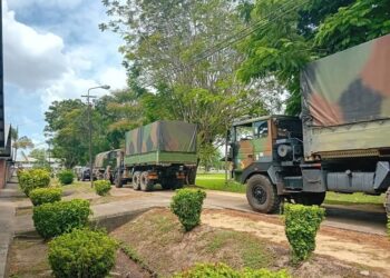 Foto5 Het Nationaal Leger heeft militair materieel ter waarde van een miljoen euro ontvangen van Frankrijk.3 1 Het Nationaal Leger gaat later op de dag in de districten Paramaribo, Wanica en Para van start gaan met de legeroefening ‘Operatie Ghabiang’. Na voorbereidingen van iets langer dan een jaar zullen ruim 200 militairen deelnemen aan deze legeroefening.