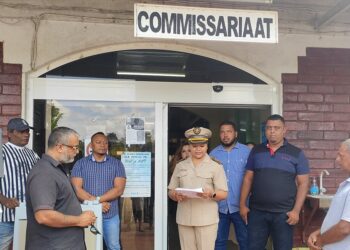 Bewoners Gangaram Pandayweg dienen petitie in over slechte weg