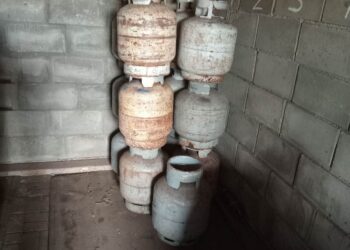 Gascylinder Het ministerie van Economische Zaken, Ondernemerschap en Technologische Innovatie (EZ) maakt bekend dat er sancties zullen worden getroffen tegen ondernemers die gascilinders hamsteren.