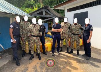 Gezamenlijke patrouille met Fransen resulteert in inbeslagname jerrycans met brandstof1 De Franse Police Aux Frontières (PAF) en het Nationaal Leger (NL) Suriname hebben op de Marowijnerivier gezamenlijke patrouilles uitgevoerd. De PAF is verantwoordelijk voor grenscontrole bij specifieke grensovergangen in Frankrijk. Drie keer per week voert de PAF gezamenlijke patrouilles uit op boten, waarbij personen en verboden goederen worden gecontroleerd.