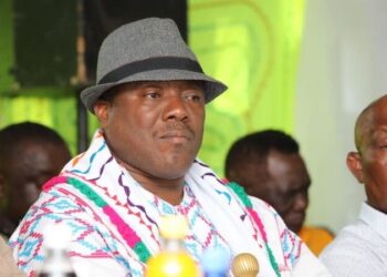 Granman Albert Aboikoni. Foto NII Ik, Albert Aboikoni, Grootopperhoofd onder de stam der Saramaccaners, doe een beroep op degenen die verantwoordelijk zijn voor het produceren van wetten, maar ook op hen die voor orde en rust moet waken, om hun taken niet alleen volgens de geldige wettelijke regels, maar ook vooral gebruikmakend van de goddelijke ethische principes uit te voeren. Het uitblijven van de wettelijke regels met betrekking tot de collectieve rechten van de Inheemsen en Tribalen rechtvaardigt de behandeling die deze Surinamers krijgen niet. Mij bekruipt het gevoel dat bestaande wetten worden ingezet tegen deze volkeren, bijvoorbeeld door ‘legaal’ concessies uit te geven in hun woongebieden.