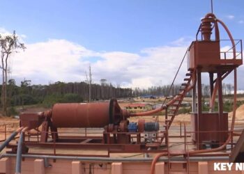 Grassalco Maripaston De werkzaamheden op de concessie van Grassalco N.V. op Maripaston liggen nog steeds stil. Het bedrijf lijdt ongeveer US$ 30.000 verlies op dagbasis. Dit sinds gewapende mannen op 2 mei vuurgeweld hebben gebruikt op het terrein waar het bedrijf opereert in het district Para.