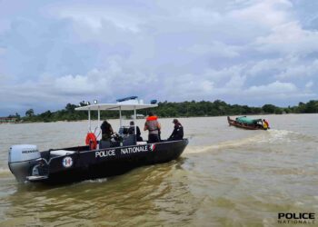 Hasj 2 Eenheden van de Franse grenspolitie (STPAF) hebben op de Marowijnerivier een partij hasj in beslag genomen bij een man uit Paramaribo, die onderweg was naar Saint Laurent du Maroni, Frans-Guyana.
