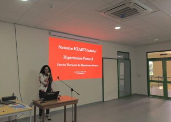 Het Suriname HEARTS Initiatief 2024 5 Het Ministerie van Volksgezondheid heeft in 2021 het WHO/PAHO HEARTS initiative in the Americas, welke een onderdeel is van het WHO Global HEARTS, geadopteerd. Sinds begin 2023 hebben diverse klinieken reeds deelgenomen aan dit initiatief. In 2024 is het Ministerie van Volksgezondheid, in samenwerking van de PAHO en met de financiële ondersteuning van de IaDB, gestart met een serie aan trainingen aan (huis)artsen, om dit initiatief verder te implementeren binnen de eerstelijnszorg.