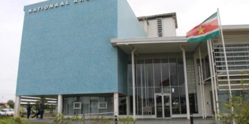 Het gebouw van het Nationaal Archief Suriname. Foto Biza 1 Bij het Nationaal Archief Suriname (NAS) draait volgende week de expositie “Esthersrust – Katoen aan de Kust”. De voormalige katoenplantage Esthersrust is een unieke archeologische vindplaats.