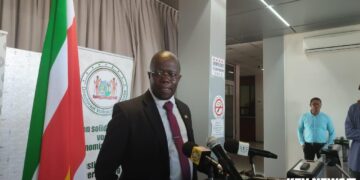 Humphrey Dundas RVM De afgelopen dagen was er sprake van een spanning tussen de president en de vicepresident. Tijdens een coalitietop vergadering zijn deze spanningen besproken. Dat verklapt Humphrey Dundas, woordvoerder van de vicepresident, vandaag voor aanvang van de raadsvergadering van de ministers.