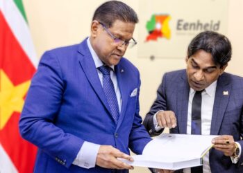 HvJ 3a Ter gelegenheid van het 155-jarig bestaan van het Hof van Justitie (HvJ) heeft hofpresident, Iwan Rasoelbaks een jubileumboek overhandigd aan regeringsleider Chandrikapersad Santokhi. De overhandiging vond plaats op dinsdag 30 april 2024 op het Kabinet van de President.