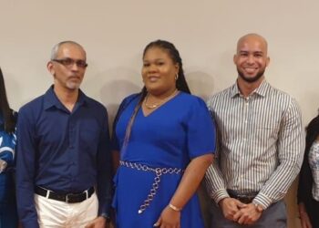 ICT Associatie Suriname e1707489136601 De ICT-associatie Suriname (ICT-As) heeft eerder deze maand een nieuw bestuur gekozen. Het nieuw bestuur zit aan voor 2024-2025. Het afgetreden bestuur bestaande uit voorzitter Anvit Ramlakhan (CEO Datasur), secretaris Charissa Sharman-Parmanand (Vertegenwoordiger VSH United), penningmeester Sheetal Ramkhelawan-Sujan (Co-Founder & Co-Director Lybra N.V.), commissarissen Nilesh Bishesar (GM Qualogy Caribbean-Suriname) en Fürgell Pinas (Manager Business Innovation & Development Telesur), heeft tijdens deze vergadering de leiding overgedragen aan het nieuw bestuur, dat bij acclamatie gekozen is.