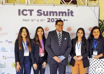 ICT Summit 02 web President Chandrikapersad Santokhi zegt dat het belangrijk is om stil te staan bij de vele vooruitgangen die Suriname heeft gemaakt als gevolg van het uitputten van de voordelen, die de digitale transformatie met zich meebrengt. Daarom is het volgens hem belangrijk, om gebruik te maken van de digitale tijd waarin we leven, en de voordelen die zij heeft voor de ontwikkeling van de welvaart van de natie.