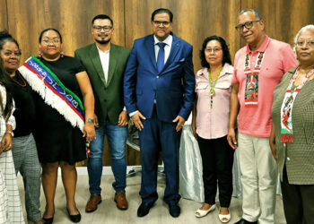 IKC web Het Inheems Kollectief Suriname (IKS), onder voorzitterschap van Lloyd Read, heeft in een presentatie op het kabinet van de president belangrijke voorstellen gepresenteerd om te komen tot de duurzame ontwikkeling van de Inheemsen in Suriname en het binnenland van Suriname als geheel.