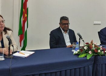 IMF meeting 1 President Chandrikapersad Santokhi heeft een belangrijke vergadering geleid met vertegenwoordigers van vakbonden, in aanwezigheid van het clusterteam van ministers, het onderhandelingsorgaan, de belastingdienst en leden van de Nationale Assemblee.