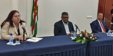 IMF meeting Het team van het Internationaal Monetair Fonds (IMF) onder leiding van Anastasia Guscina is momenteel in het land voor de zesde review. Tijdens de persconferentie gehouden op 10 mei 2024 gaven de IMF-delegatieleider, de governor van de Centrale Bank van Suriname (CBvS) en minister Stanley Raghoebarsing van Financiën en Planning inzicht in de review. Hoewel de economische situatie stabiel is, moet er nu gewerkt worden aan economische groei.