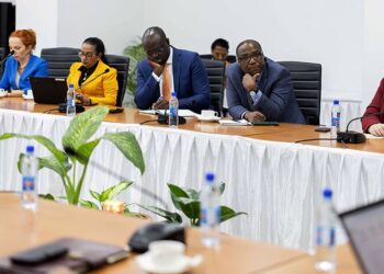 IMF003 President Chandrikapersad Santokhi heeft op donderdag 10 augustus 2023 een delegatie van het Internationaal Monetair Fonds (IMF) ontvangen op zijn Kabinet. Het team staat onder leiding van Anastasia Guscina, Mission Chief van IMF voor Suriname.