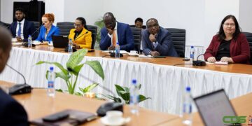 IMF003 President Chandrikapersad Santokhi heeft op donderdag 10 augustus 2023 een delegatie van het Internationaal Monetair Fonds (IMF) ontvangen op zijn Kabinet. Het team staat onder leiding van Anastasia Guscina, Mission Chief van IMF voor Suriname.