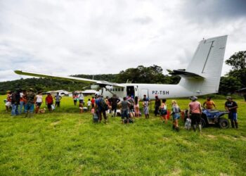 IMG 20180604 WA0010 1 De scholen waren de afgelopen weken dicht, omdat er een watertekort heerste in het gebied en vliegmaatschappij Gum Air wilde eerst een betaling van hun achterstallige gelden, voordat zij de leerkrachten zouden vervoeren naar dat gebied. Er is afgelopen week een compromis bereikt tussen de partijen, waarbij de leerkrachten nu al vervoerd zijn.