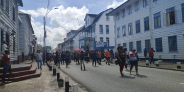 Protest loopt uit de hand, menigte nog steeds verhit