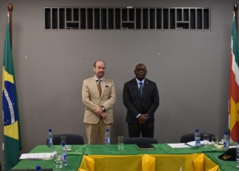 IMG 20231028 WA0007 De minister van Justitie en Politie, Kenneth Amoksi, heeft 27 oktober een werkbezoek gebracht aan de Braziliaanse ambassadeur Raphael Azaredo. Zowel de ambassadeur als de minister beamen dat er meer gehaald kan worden uit de samenwerking tussen beide landen. Het bilaterale zal altijd op de voorgrond blijven, echter is het noodzakelijk om korte lijnen te hebben om dringende informatie zo snel mogelijk uit te wisselen.