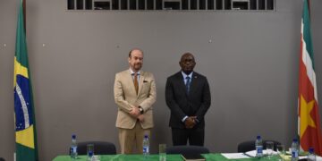 IMG 20231028 WA0007 De minister van Justitie en Politie, Kenneth Amoksi, heeft 27 oktober een werkbezoek gebracht aan de Braziliaanse ambassadeur Raphael Azaredo. Zowel de ambassadeur als de minister beamen dat er meer gehaald kan worden uit de samenwerking tussen beide landen. Het bilaterale zal altijd op de voorgrond blijven, echter is het noodzakelijk om korte lijnen te hebben om dringende informatie zo snel mogelijk uit te wisselen.