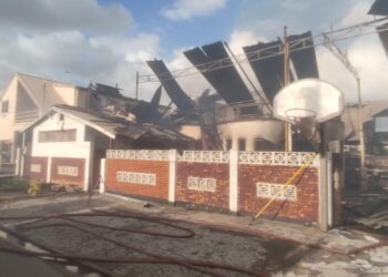 IMG 20240415 WA0018 De Richel Jozef School (stichting Zout der Aarde) aan de Lolastraat 22 is compleet in de as gelegd. Volgens de woordvoerder van de brandweer, Olten Pinas, is de brand veroorzaakt door een 10-jarig jongetje dat op bed met een aansteker aan het spelen was.