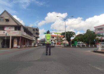 IMG 20240610 WA0020 De politie heeft besloten om een veiligheidszone te vormen rondom de centrale van de EBS aan de Saramaccastraat. De Zwartenhovenbrugstraat, Saramaccastraat en Prinsenstraat zullen hermetisch afgesloten worden. "We hebben besloten om de veiligheid van EBS NV te garanderen en om te voorkomen dat er andere zaken plaatsvinden", zegt politiewoordvoerder Milton Kensmil in gesprek met LIM FM.