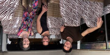 IMG 0583 Rijdend een theatervoorstelling bijwonen, dat klinkt super spannend. En dat was het ook voor de bezoekers van Tales of an Urban Indian; een verhaal over een Inheemse jonge man in Canada, die door zijn tienerjaren tot volwassen persoon door verschillende obstakels is heengegaan. Cultuur, zelfacceptatie, discriminatie en peerpressure komen erbij kijken.