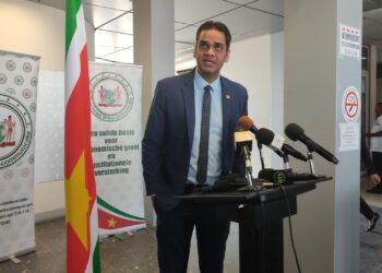 IMG 20230412 111319 Gezondheidsminister Amar Ramadhin zegt dat de huidige kwestie waarbij vakbonden in actie zijn een integrale aanpak nodig heeft. De bewindsman sprak journalisten gistermiddag kort voor een late aanvang van de ministerraadsvergadering. Hij geeft aan dat hij vandaag wat gesprekken zal voeren met de ziekenhuisraad over de aanpak van de onderhandelingen met de vakorganisaties.