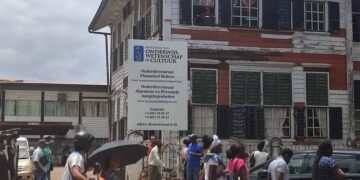 IMG 20230503 123221 De actie van de leerkrachten van het Syndicaat van Onderwijsgevenden gaat vandaag door. Alleen zullen de leerkrachten vandaag thuis blijven. Dat zegt Meredith Hoogdorp, een van de bestuursleden binnen het Syndicaat.