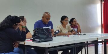 IMG 20230707 093218 2 Afgelopen maandag is er een gesprek geweest tussen de vereniging en RGD-directie in het bijzijn van minister Amar Ramadhin van Volksgezondheid en het en stichtingsbestuur. De gesprekken zijn goed geweest en naar aanleiding hiervan belegde de VRA een Algemene Leden Vergadering (ALV) op dinsdag. Op deze vergadering is besloten dat de middagpoli wederom wordt opgestart, maar voor de weekenddiensten is er geen garantie geboden. “De weekenddiensten worden pas bij goede afronding van het wensenpakket wederom gestart. Dus de directie moet hierbij voortvarend zijn om de onderhandelingen van de arbeidsovereenkomst vlot te laten verlopen.”