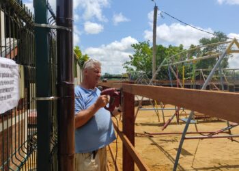 IMG 20230901 112341 De directie van River Breeze in Domburg stond vrijdag voor een grote verrassing toen bleek dat hun ingang, die grenst aan de openbare speeltuin, zonder aankondiging dicht was gemaakt met een houten schutting. "De schutting  stond er zomaar. We hebben op alle manieren contact gezocht met de districtscommissaris om te vragen wat er precies hier gaat gebeuren", zegt Jeroen Schulte Fischedick, directeur bij River Breeze.