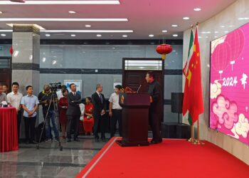 IMG 20240202 183327 scaled Dit jaar is het jaar van de draak. Zoals de draak van bijzondere betekenis is, is het voor de ambassadeur van China in Suriname, Han Jing een jaar van bijzonderheid.