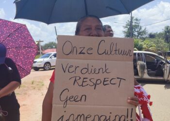 IMG 20240228 122132 Grote trucks die in de rij staan, chauffeurs die onder de laadbak van de trucks naar schaduw zoeken. "We kunnen niet weg, we staan hier sinds half zes", zegt een van de truckchauffeurs.