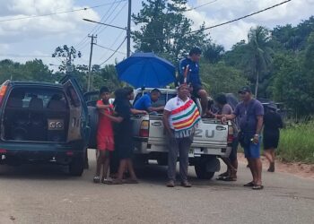 IMG 20240228 143558 1 Een delegatie van de overheid heeft een bezoek gebracht aan de gemeenschap van Powakka. Humphrey Tjin Liep Shie, veiligheidsadviseur van de regering, sprak de samenleving toe en verzekerde dat er een permanente oplossing zal komen. "De president komt zaterdag aan en zal de VIDS en het dorpsbestuur dinsdag spreken. Dan komt er een oplossing", houdt Tjin Liep Sjie de gemeenschap voor.