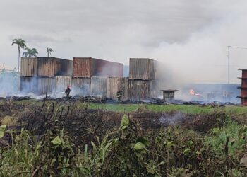 IMG 20240305 174033 Op het achterterrein van Ogane, het gasbedrijf van EBS, is de magazijnruimte in brand gevlogen. “Het is eerst begonnen als een grasbrand en toen is het overgeslagen naar de magazijnruimte van Ogane”, bevestigt Olton Pinas, woordvoerder van de brandweer aan Key News.