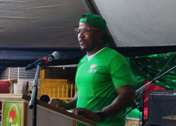 IMG 20240427 201443 Tijdens de wijk vergadering van de NPS, werd Raoul Hellings officieel binnen de groene partij verwelkomd door partijvoorzitter Gregory Rusland. De voorzitter heeft er volle vertrouwen in dat nog meer mensen en vooral jongeren zich bij de NPS zullen aanmelden.