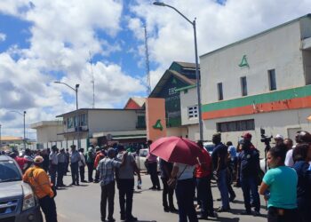 IMG 20240610 111704 Er heerst een grote ontevredenheid bij de werknemers van de EBS NV. Vandaag hebben ze spontaan besloten om de Saramaccastraat, voor de elektriciteitscentrale van de EBS, te bezetten. "We doen niet aan een barricade, maar aan een wegomlegging. Want al vier weken vergaderen we zonder enige oplossing", zegt een werknemer van EBS die op een houten haspel zit die op de weg is geplaatst.