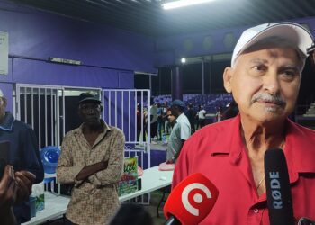 IMG 20240713 213339 Ondanks zijn teleurstelling zegt Ramon Abrahams dat hij nog steeds NDP'er is. "Als je in een strijd gaat wil je altijd winnen. Ik ben nog steeds NDP'er en ik ga NDP'er blijven", zegt Abrahams in een reactie aan journalisten na de voorzittersverkiezingen.