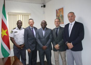 IMG 5152 Met het bezoek van de Franse politie attaché aan de minister van Justitie en Politie, Kenneth Amoksi, moet de werkrelatie tussen Suriname en Frans-Guyana worden gecontinueerd.