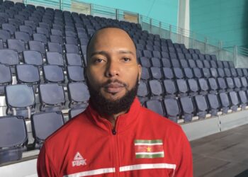 IMG 7464 Met uitzondering van wielrenster Tachana Dalger participeerden alle Surinaamse atleten aan de openingsceremonie. Dalger die aanvankelijk vrijdag zou arriveren komt zaterdag aan. Jaїr Tjon En Fa, die donderdag zijn dertigste jaardag vierde, fungeerde als vlaggendrager voor Suriname. De atleten concentreren zich nu op de details voordat de competitie start. Badminton en Taekwondo hebben de eer de spits af te bijten voor Suriname. Vrijdag vond de weging plaats en taekwondoka Samaki Pinas die uitkomt in de -68 kg klasse zal vanaf 10.00 uur klaar moeten staan voor de start. Pinas geeft aan dat hij zich heeft gefocust op afvallen voor het juiste gewicht om in zijn klasse deel te nemen. Dit is gelukt “en zaterdag moet het knallen”, legt hij lachend uit.Hij vond weliswaar dat de voorbereiding altijd beter kan. De taekwondoka heeft echter niets aan het toeval overgelaten. “Mentaal ben ik ook goed voorbereid.” Ondanks dat dit het grootste evenement is, waar hij aan deelneemt, zegt Pinas dat de mensen in de taekwondowereld dezelfde zijn “dus het komt zeker goed.” Het winnen van een medaille zou voor hem geweldig zijn, maar voor de jonge vechter is het belangrijkste zijn uiterste best te doen. Coach Jurmen Amiena hield het kort: “hij is ready om te vechten en hij moet bewijzen wat hij kan. Het is gewoon je best doen en wat geluk.”