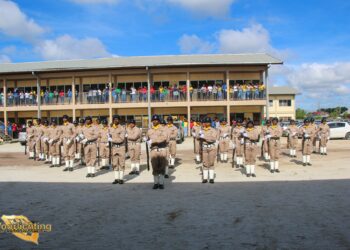 IMG 9782 Het Korps Penitentiaire Ambtenaren is gestart met drilsessies op de verschillende scholen. Dit gebeurt in verband met de viering op 25 november, Onafhankelijkheidsdag. De drilsessie houdt in dat er op de gekozen scholen een show wapenoefening wordt gehouden met als thema “Je gaat leren als je niet wilt leren.”