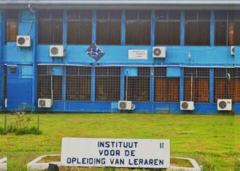 IOL kl 1 Na een spoedvergadering op woensdag 28 februari 2024 eisen de leden van de Docentenbond voor Hoger Onderwijs in Suriname (DoHOS) onmiddellijk de uitbetaling van achterstallige gelden en een garantie voor toekomstige punctuele betalingen. Dat heeft de bond laten weten via hun kanalen.