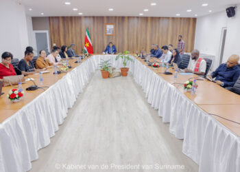 ISP 2 1 President Chandrikapersad Santokhi is geïnformeerd over de stand van zaken van het Integraal Sociaal Programma (ISP) gepresenteerd door Mark Rommy, coördinator van het ISP.