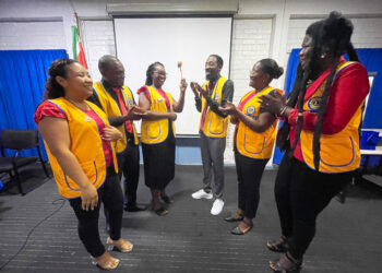 Imeghan Peer hamer overdracht2 “Soms zien mensen competenties in je die je zelf niet ziet. Ik zei tegen mezelf: doe het en enjoy the journey.” Dit zei Iméghan Peer, kort na het accepteren van het presidentschap van de Paramaribo FOCUS Lions Club gisteravond in de vergaderzaal van de ASFA. Ze nam kort voor haar maiden speech ceremonieel de hamer over van de uittredende President, Sjilvin Franklin.