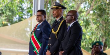 Installatie KC Bryan Isaacs President Chandrikapersad Santokhi vindt dat de Schepper de nieuwbakken korpschef heeft gekozen om het korps te leiden in deze tijd. “Het is op tijd gekomen en niet te vroeg.” Het staatshoofd benadrukte dat de benoeming van de politiebaas een traject is dat is uitgezet. “Een goede selectie, goede beoordeling en een goed besluit om te komen tot de definitieve aanwijzing.”