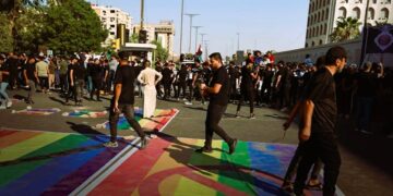 Irak anti gay web Het Iraaks parlement heeft een antihomowet aangenomen die relaties met personen van hetzelfde geslacht strafbaar stelt met maximaal 15 jaar gevangenisstraf.