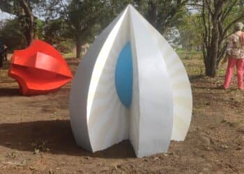 Iris Bouwmeester Bigi Batoto "Het voelt fijn om dit te mogen doen na 4 jaren." Dat zegt beeldend kunstenaar Marcel Pinas van Stichting Kiibi die het kunstcentrum van Moengo onder haar beheer heeft.