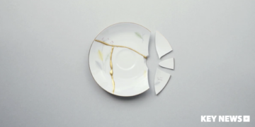 Japanse lijmmethode De politie heeft bij een buurtonderzoek haast niets positiefs over de verdachte vernomen. J.G. heeft opgebiecht dat hij drugs gebruikt en vroeg aansluitend daarop om begeleiding. De Officier van Justitie had een celstraf van 14 maanden, waarvan 4 voorwaardelijk, met aftrek van de tijd in voorarrest geëist. Het strafvoorstel omvatte ook een proeftijd van 2 jaar en verplichte begeleiding van het Bureau Alcohol en Drugs. De rechter veroordeelde hem tot 2 jaar cel (met aftrek), gekoppeld aan begeleiding.