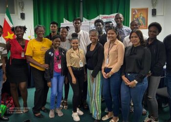 Jeugdraad communicatie Leden van de Jeugdraad Suriname (JRS) hebben een inspirerende training communicatievaardigheden gekregen, om zodoende de communicatie binnen de JRS, maar ook met andere personen, aan te scherpen en verder te ontwikkelen.